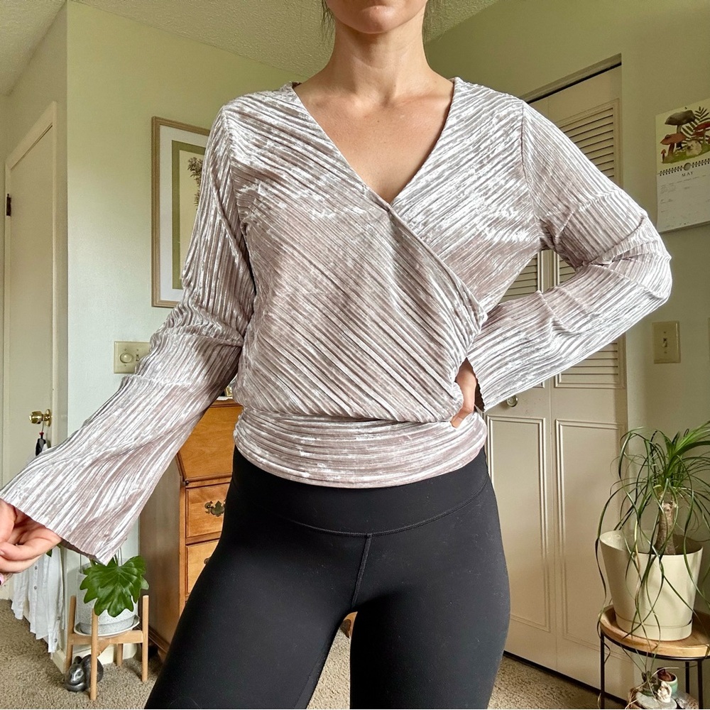🌸Tahari Ribbed Velvet Wrap Top
